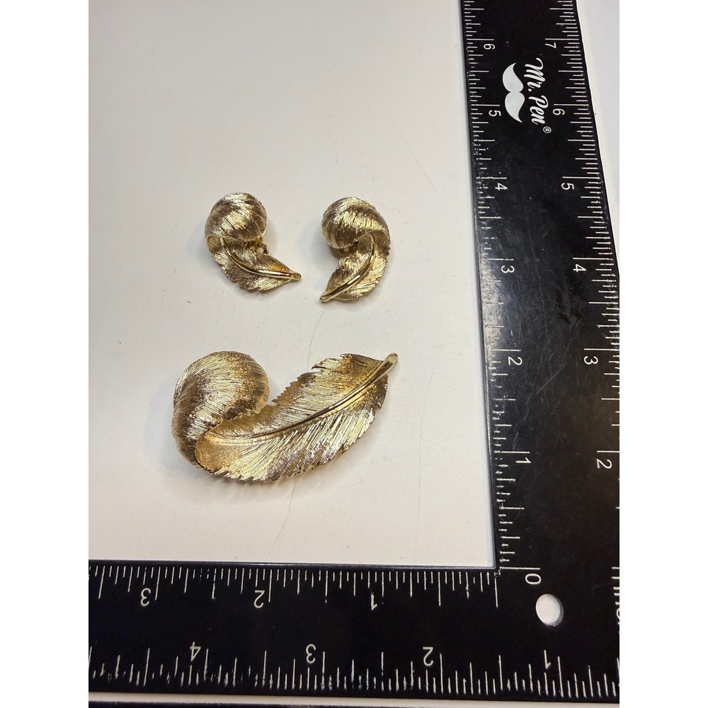 Lisner Gold Tone Textured Feather Brooch and Clip On Earring Set Vintage Jewelry